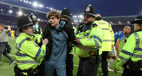 عقوبات صارمة على مثيري الشغب بالملاعب الإنجليزية